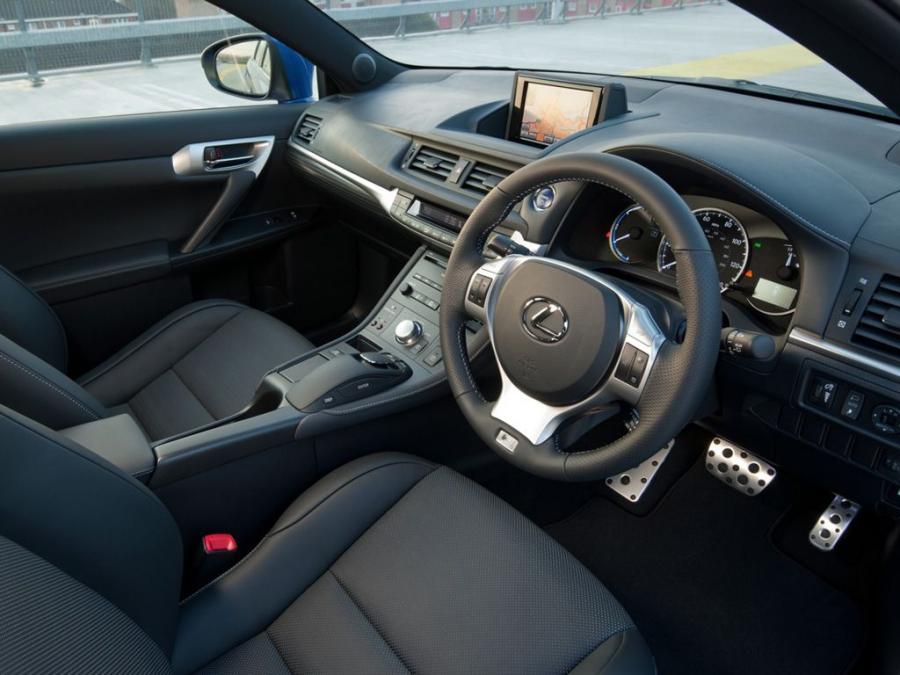  Lexus CT200h F-Sport 2011 года  (UK) (фото 13 из 21)